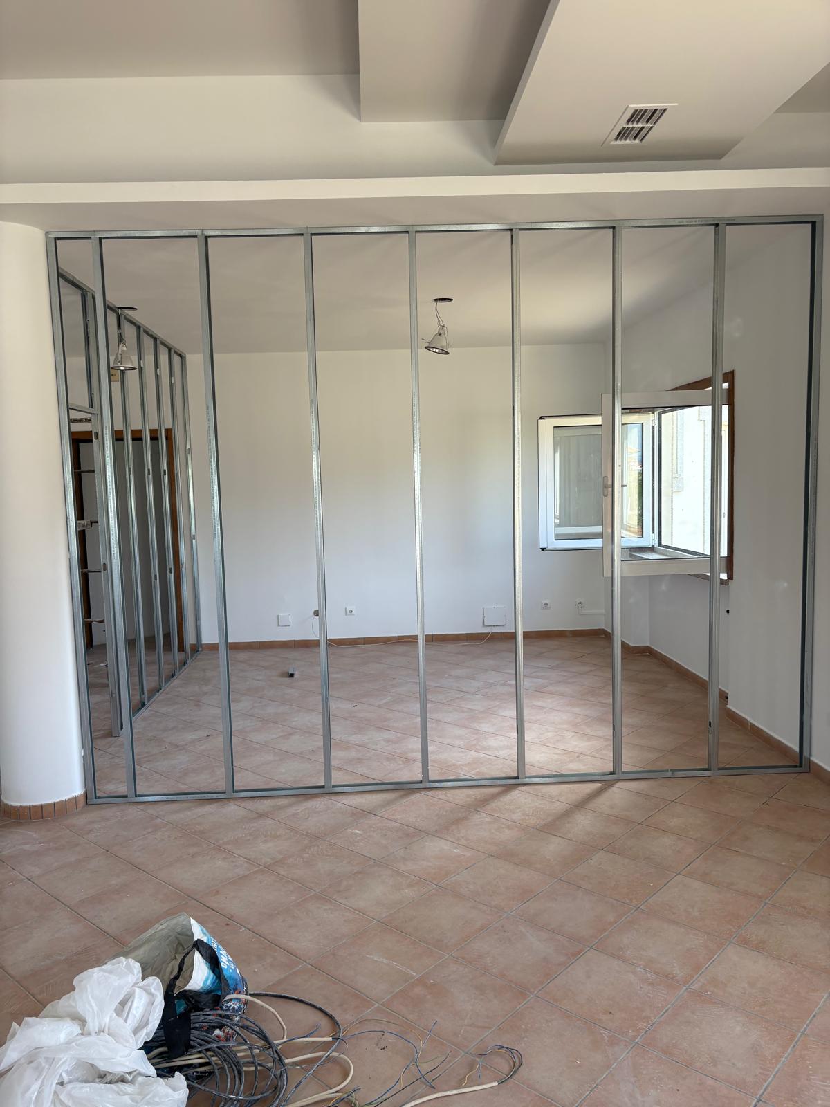Estrutura de Perfis para Divisória e Porta